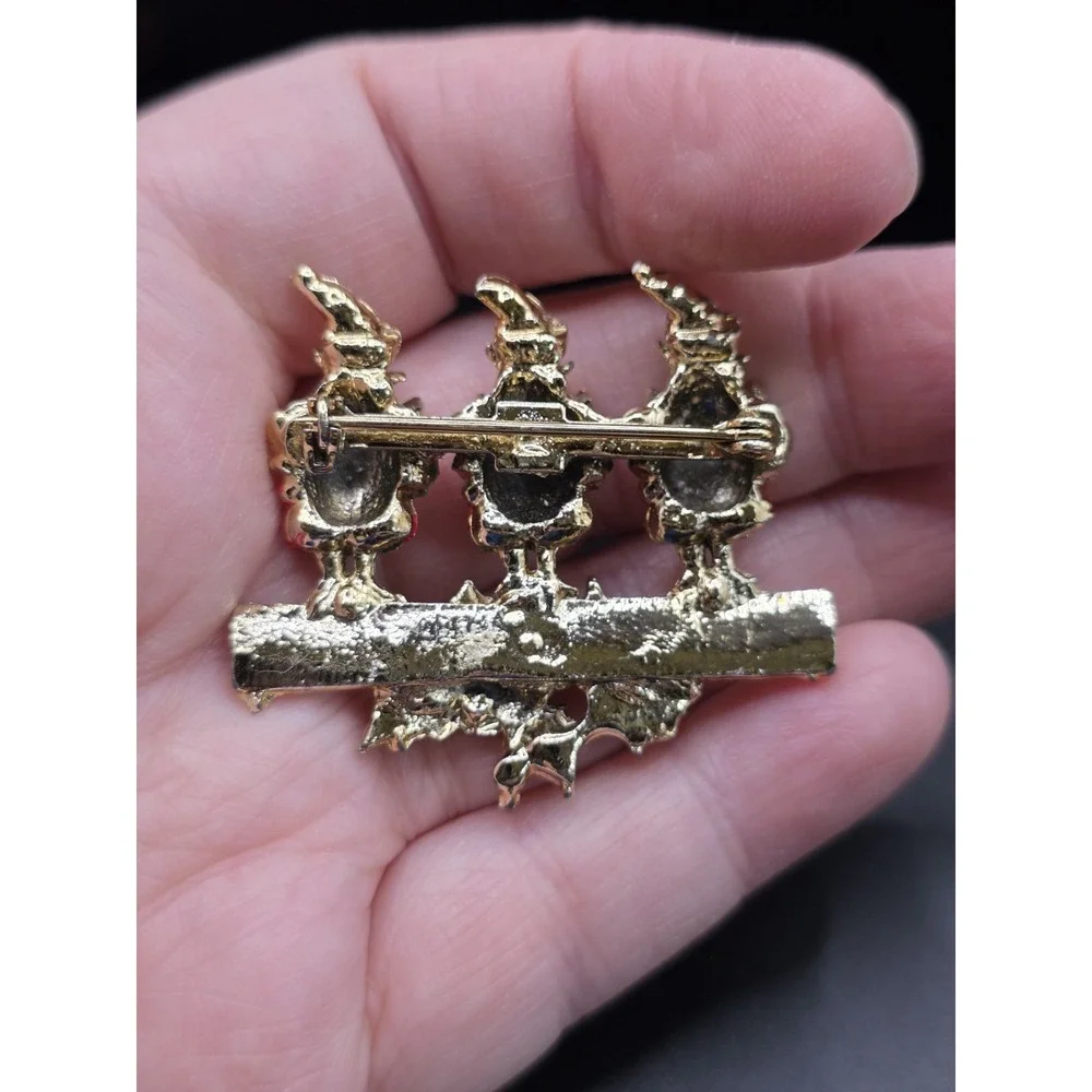VINTAGE CHRISTMAS HOLIDAY PIN BROOCH JEWELRY GOLD CAROLERS RHINESTONE RED